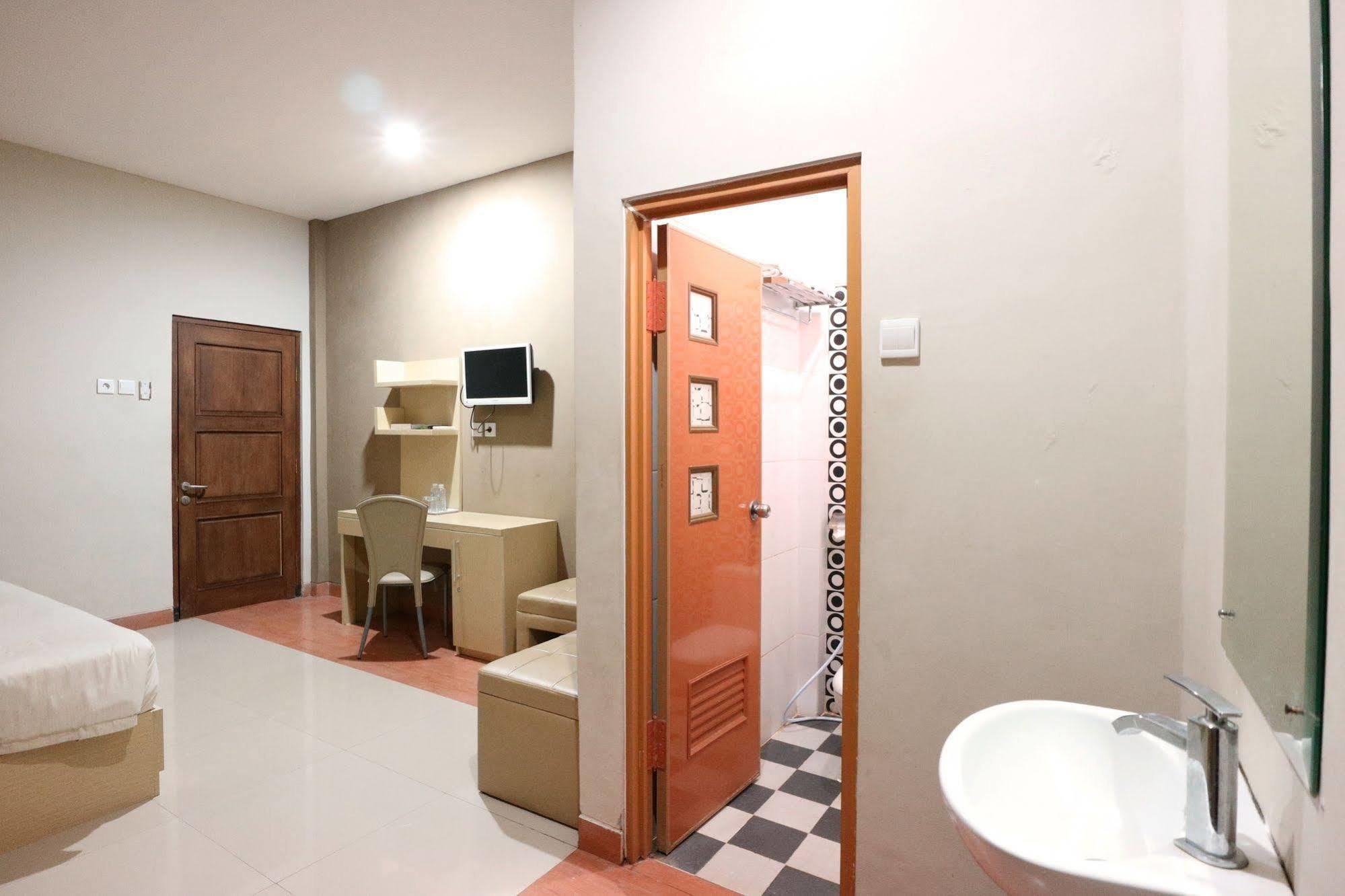 Oyo Flagship 3726 Tembok Batu Residence Tugu Zewnętrze zdjęcie